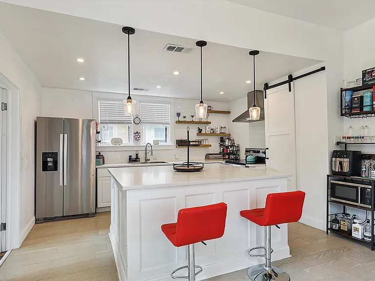 1200 W Walker St — Photo 32
