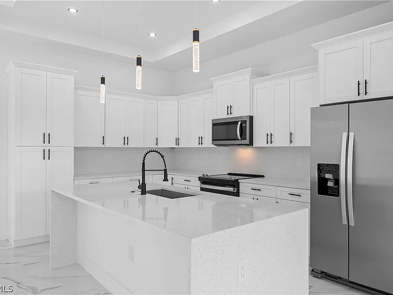 719 Fullerton Ave S — Photo 5