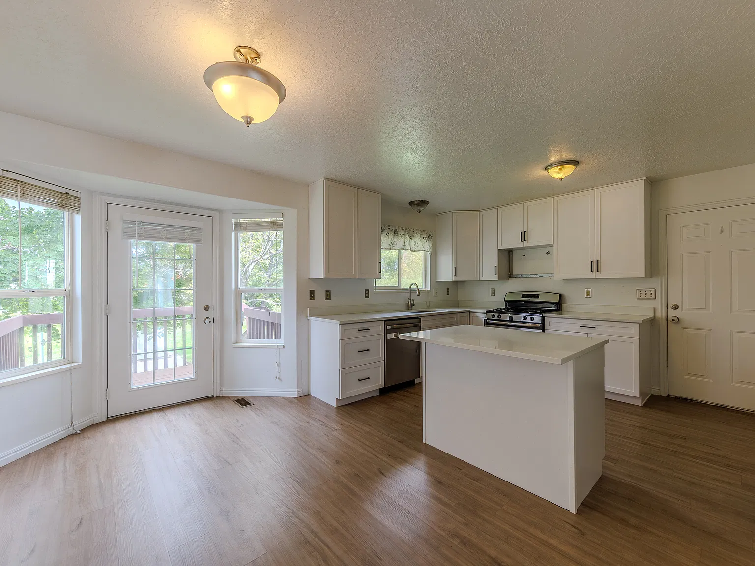 4 bed, 2.5 bath, 2300 sqft, $2,350 — Photo 3