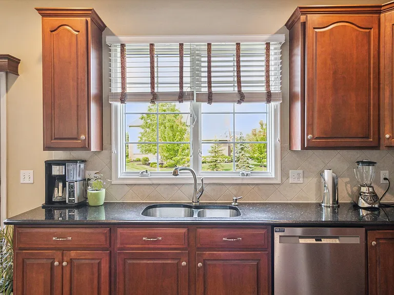 24323 Bellingham Dr — Photo 31