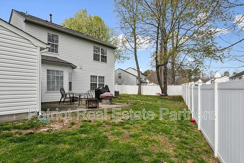 3 bed, 2.5 bath, 2295 sqft, $2,800 — Photo 2