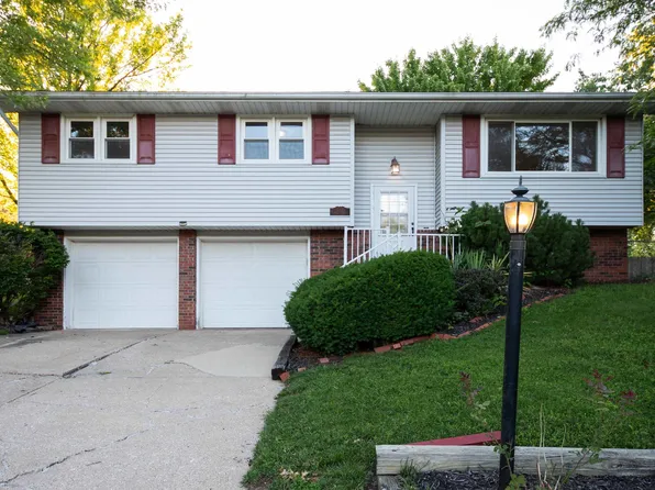 1315 W Queens Court Rd, Peoria, IL 61614