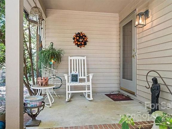 4th image of 305 31st Ave NW