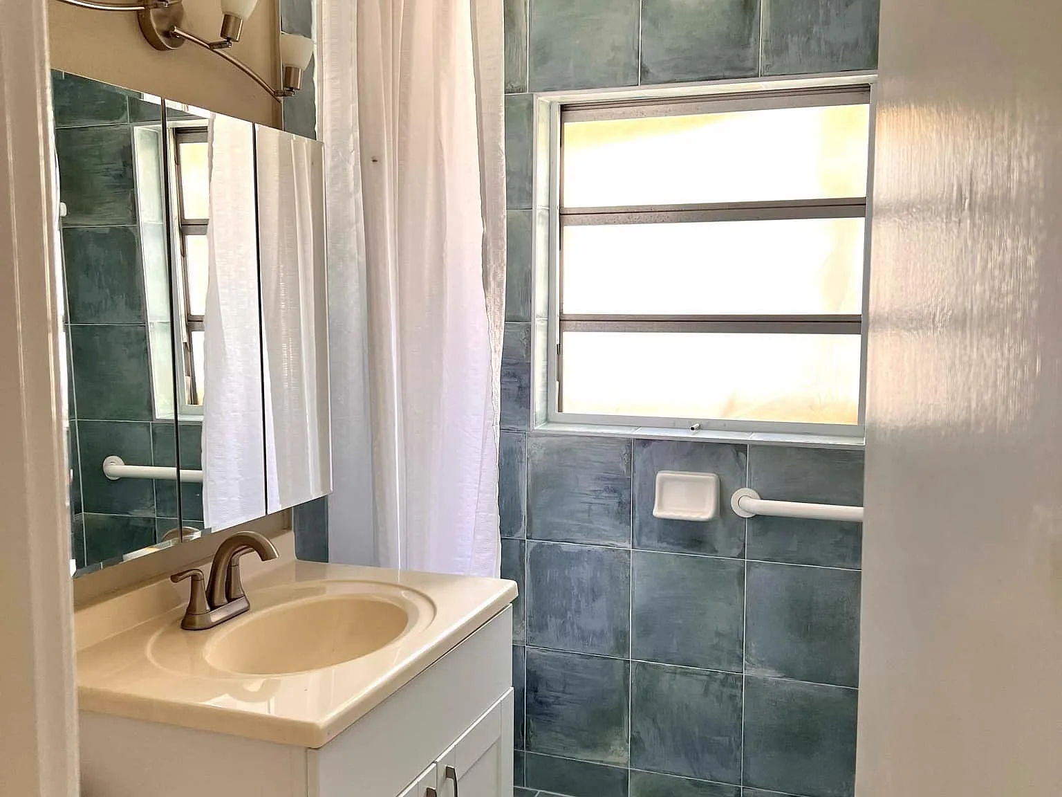 2 bed, 1000 sqft, $1,799 — Photo 3