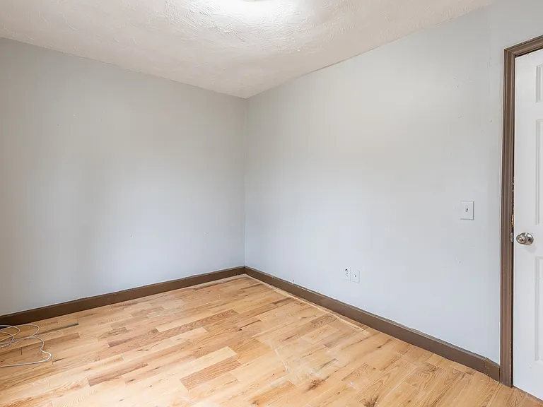 327 Saxton St — Photo 5