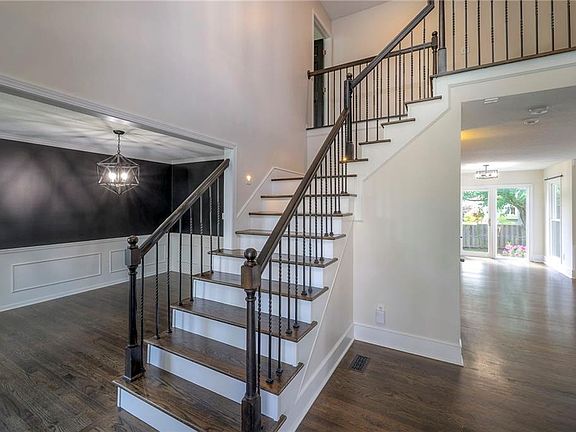 4th image of 121 SE Somerset Dr