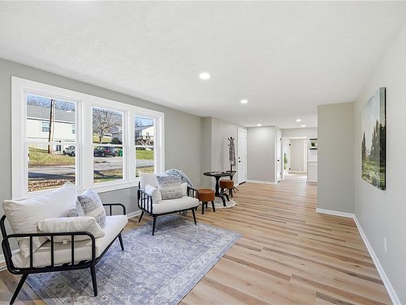 5th image of 401 W Main St