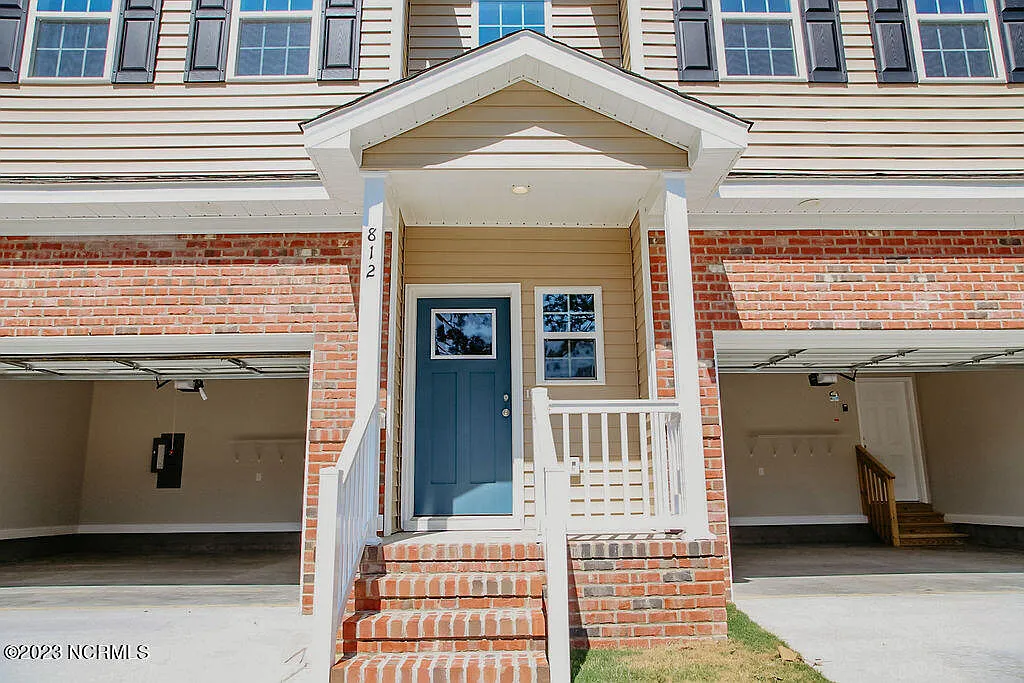 3 bed, 2.5 bath, 1691 sqft, $1,975 — Photo 3