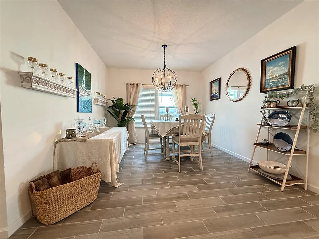 4 bed, 3.0 bath, 2292 sqft, $2,400 — Photo 3