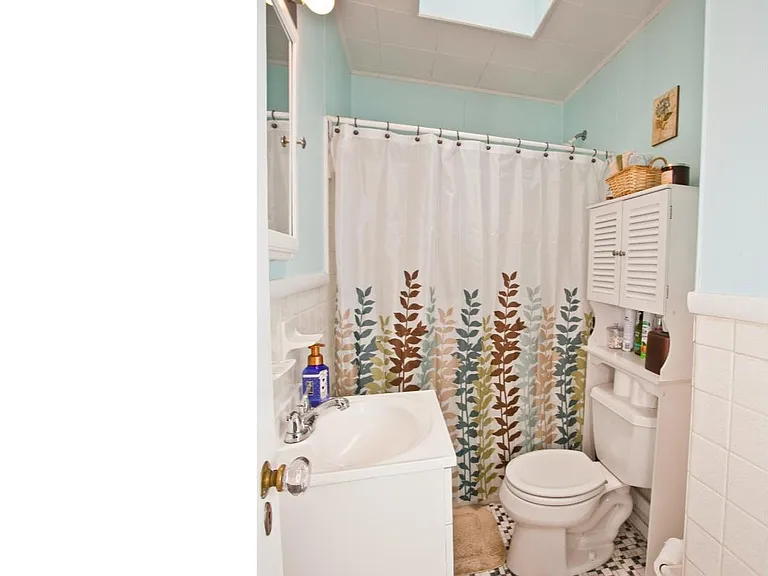 3351 Ainslie St — Photo 11