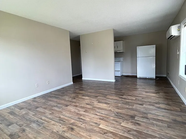 651 E College St #A — Photo 5