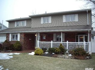18 Hunt Pl, Bethpage, NY 11714