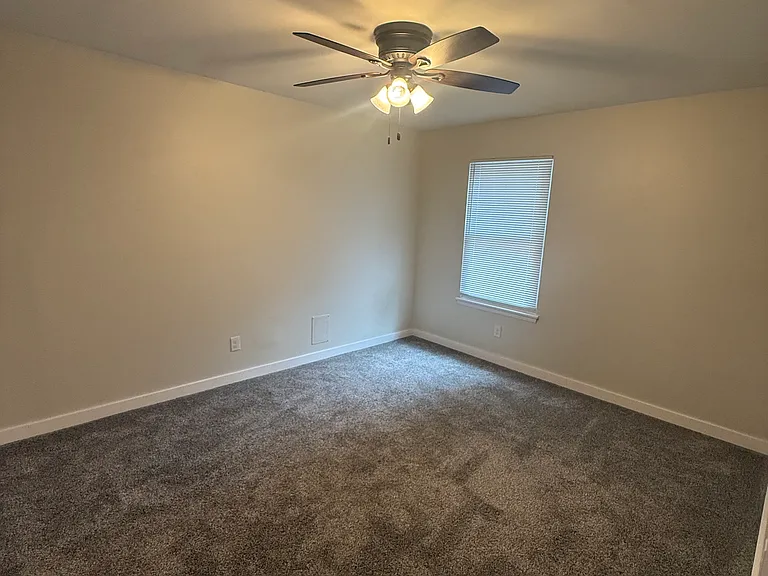 300 Macgregor Dr — Photo 12