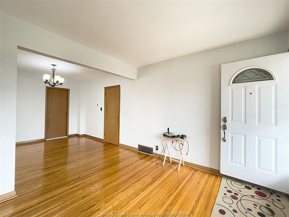 4th image of 953 Marentette Ave