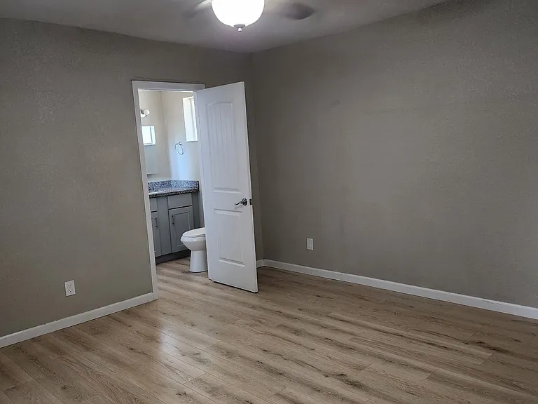 648 Suffolk Dr — Photo 6