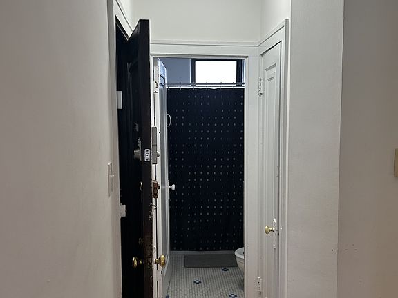 2nd image of 1911 W Larchmont Ave APT 2B