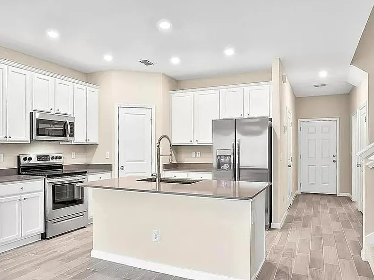 514 Boracay Cir — Photo 3