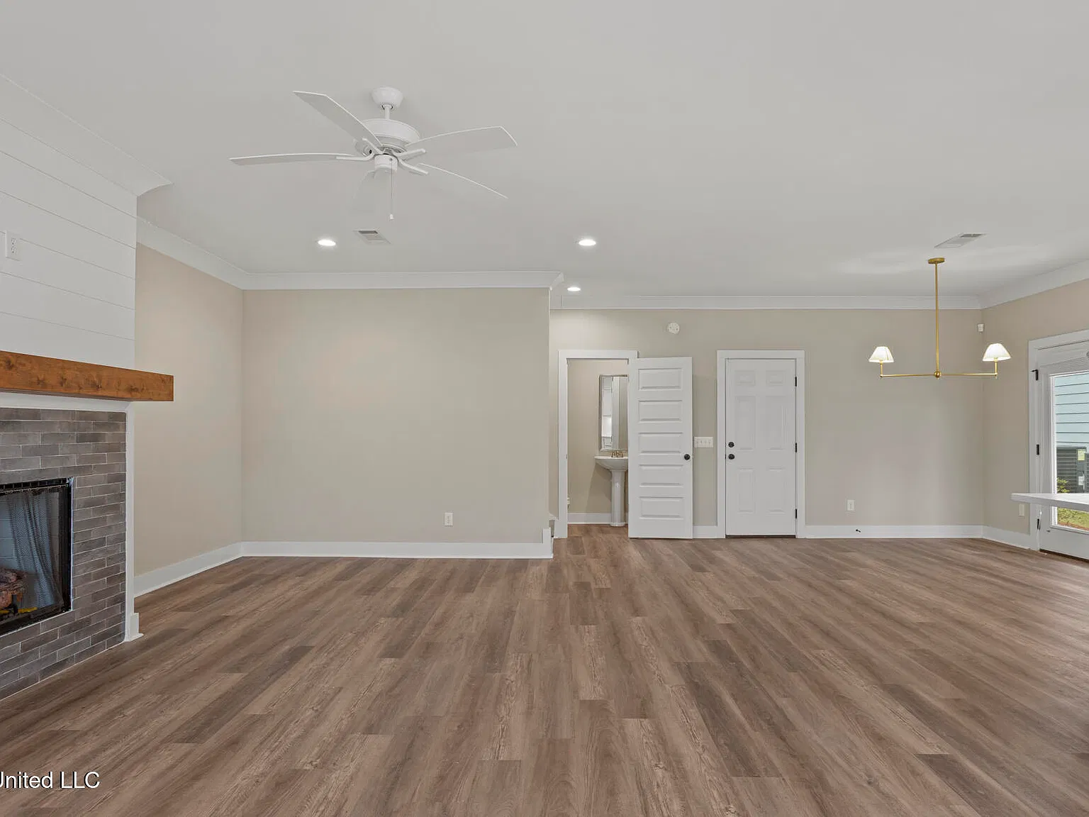 4 bed, 2.5 bath, 2272 sqft, $2,500 — Photo 3