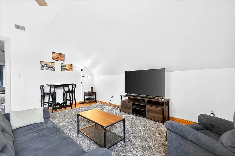 2 bed, 970 sqft, $1,800 — Photo 4