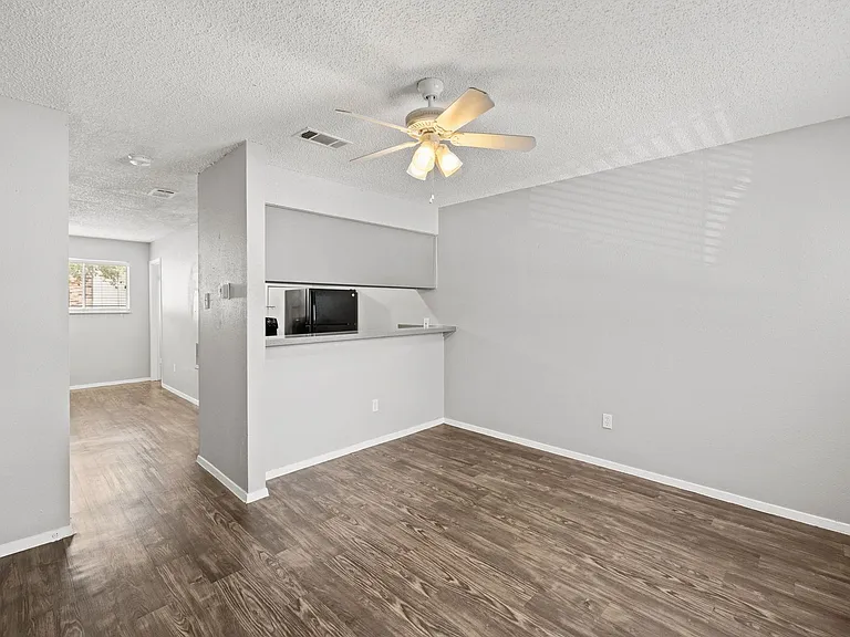 Awesome open Studio Apartments Close to Downtown — Photo 21
