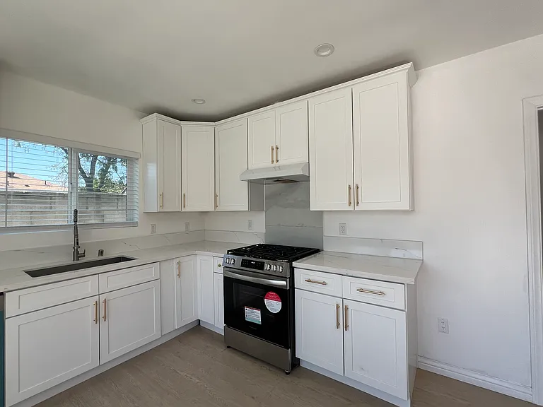 527 N Soldano Ave #527 — Photo 9