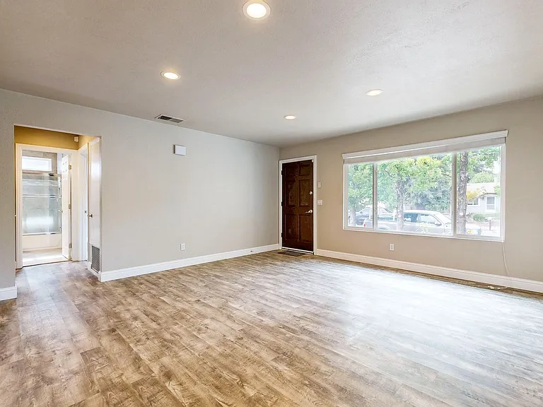 2540 Campbell Dr — Photo 6