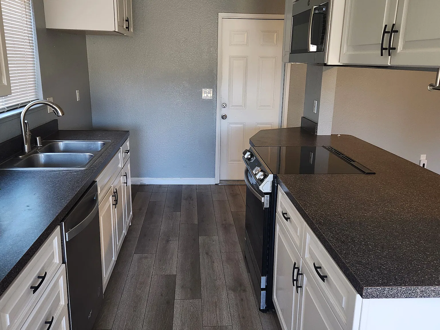 3 bed, 1272 sqft, $2,800 — Photo 2