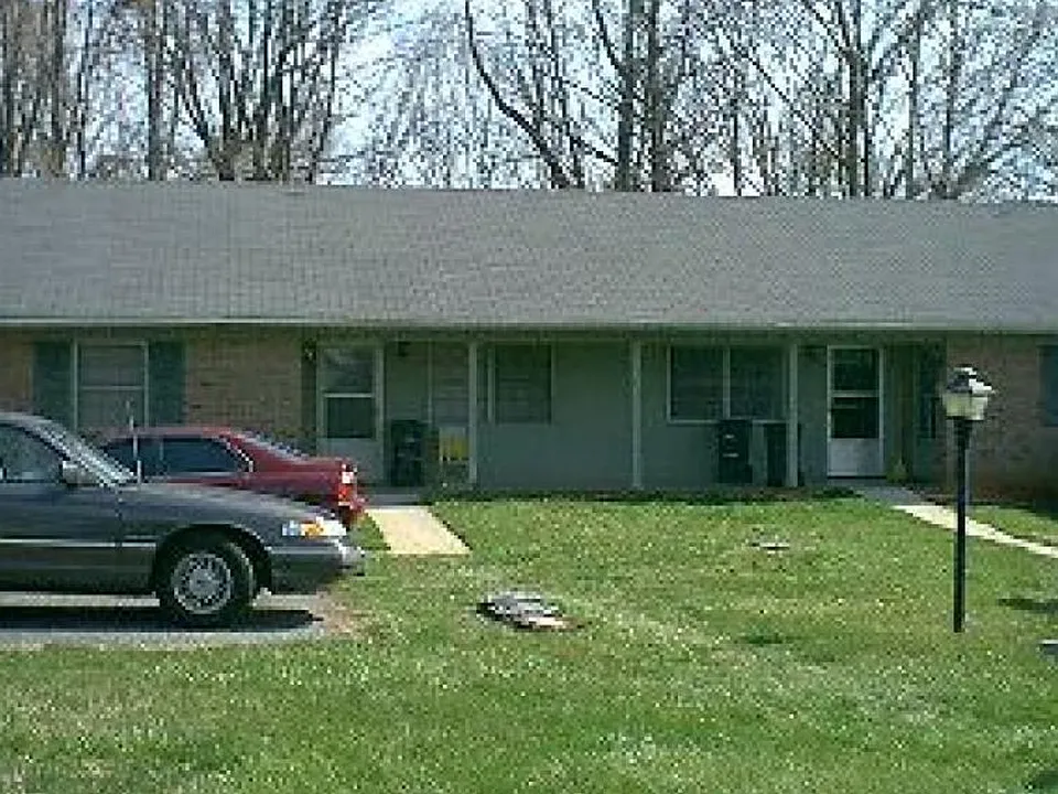 102 Holmes Cir