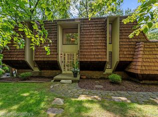 6897 Deerhill Dr, Clarkston, MI