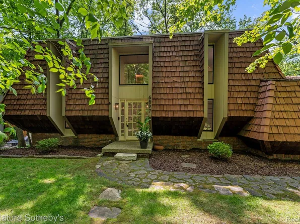 6897 Deerhill Dr, Clarkston, MI 48346