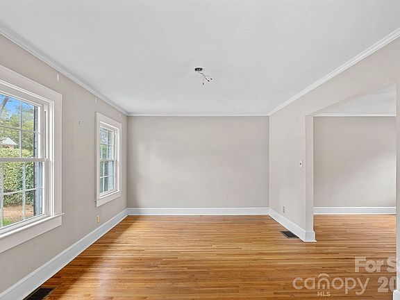 4th image of 421 Gaston Ave