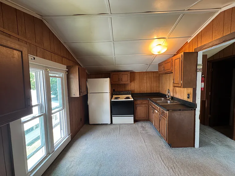 216 N Capital Ave — Photo 15