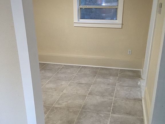 5th image of 306 1/2 N Fremont Ave