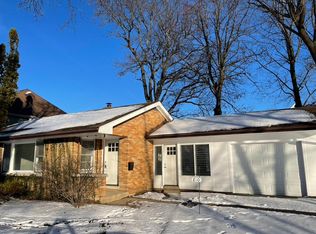 810 N Eagle St, Naperville, IL 60563