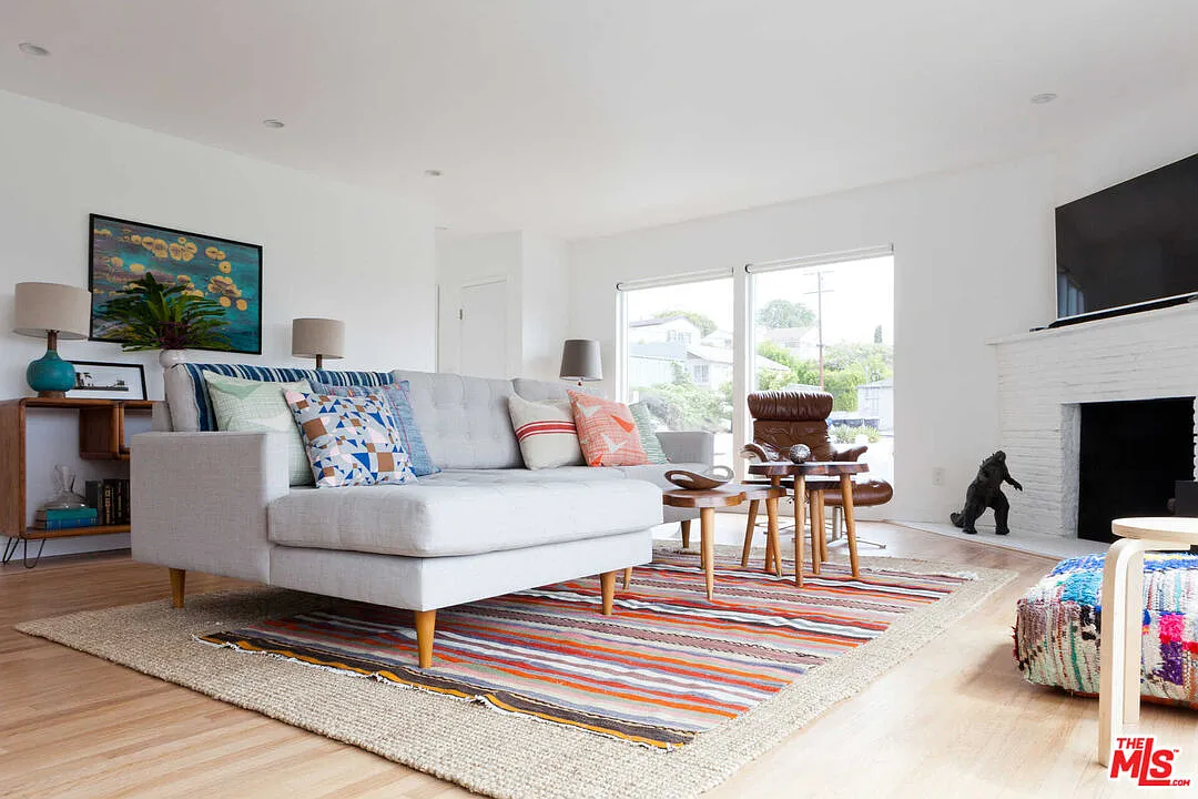 3 bed, 1.0 bath, 1245 sqft, $8,500 — Photo 3