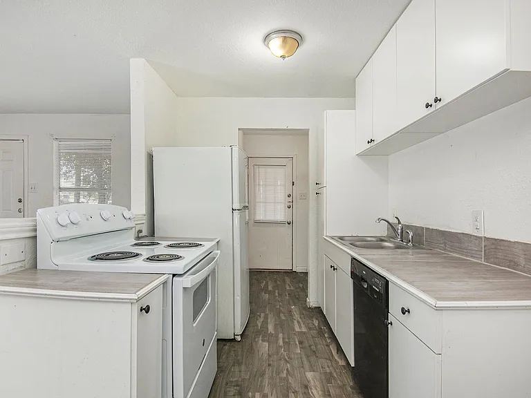 6000 Calloway Ct — Photo 10