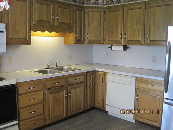 Kitchen w/maple cabinets