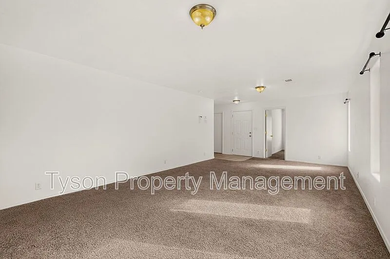 3 bed, 2.0 bath, 1604 sqft, $1,995 — Photo 4