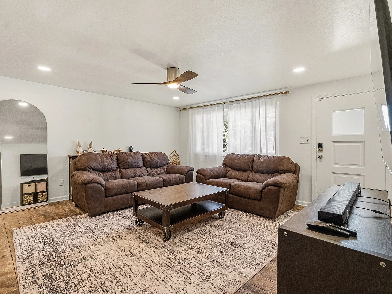 3 bed, 2.5 bath, 1288 sqft, $2,000 — Photo 4