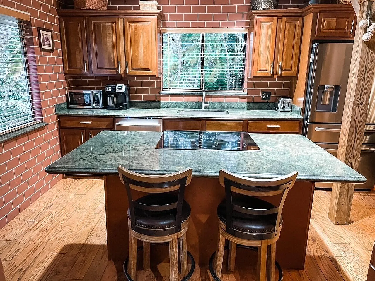 3 bed, 2.0 bath, 1600 sqft, $3,250 — Photo 3
