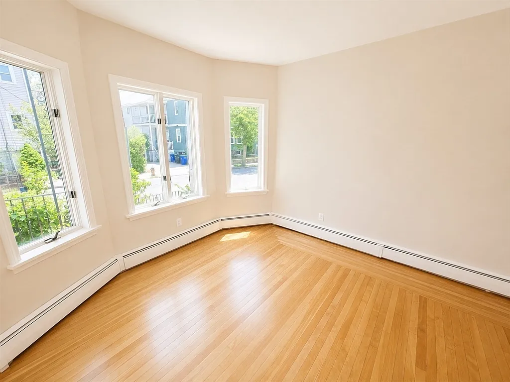 5 bed, 2.0 bath, 1500 sqft, $5,995 — Photo 4