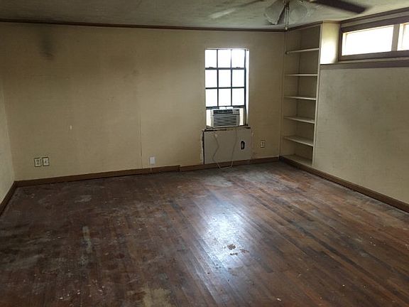 4th image of 323 E Bernard St