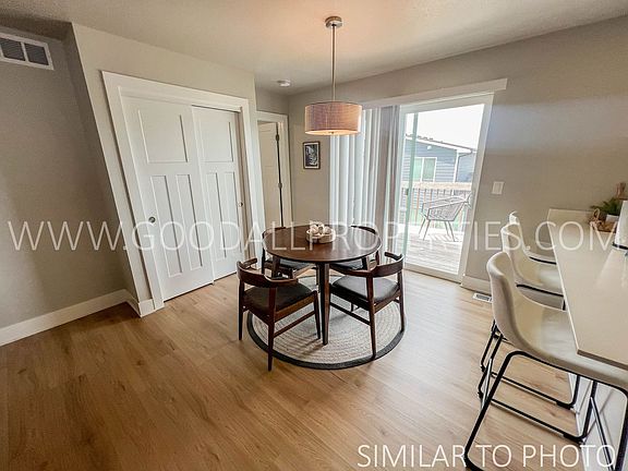 3rd image of 610 NE Hunter Dr