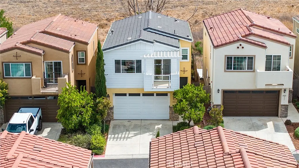 3 bed, 2.5 bath, 1396 sqft, $3,300 — Photo 2