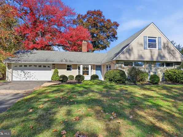 11 Spring Valley Rd, Levittown, PA 19056