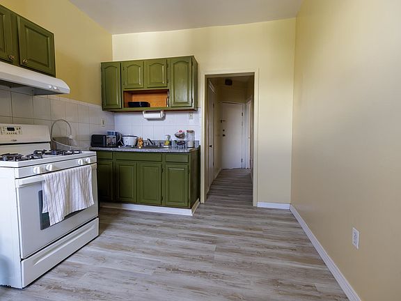 4th image of 212 Maple St