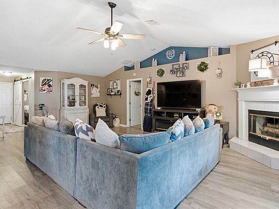 3rd image of 1587 Quatrain Ln