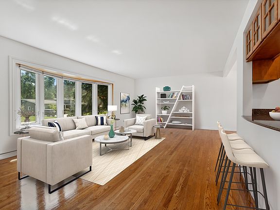 3rd image of 1001 Castlewood Ln