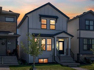 211 NW Silverton Glen Cres SW, Calgary, AB T2X 5C1