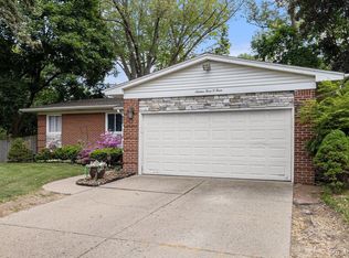16303 Pollyanna St, Livonia, MI 48154